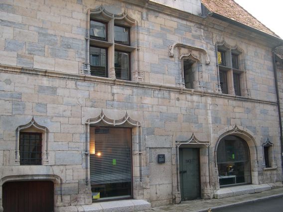  maison avec fenêtres de forme originale